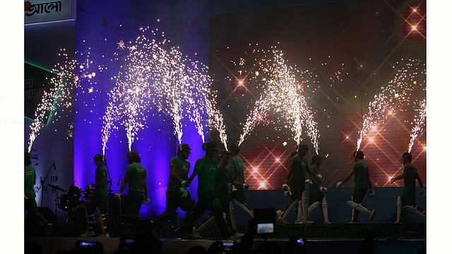 বাংলাদেশের জার্সি গায়ে নৃত্যশিল্পীদের পরিবেশনা। ছবি: জাহিদুল করিম