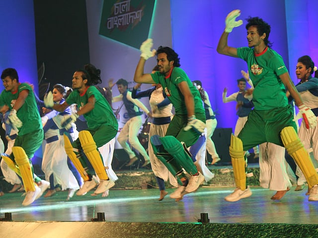 বাংলাদেশের জার্সি গায়ে ক্রিকেট খেলার উপকরণ নিয়ে নেচেছেন শিল্পীরা। বিশ্বকাপ ক্রিকেটে বাংলাদেশ দলের শুভকামনায় প্রথম আলো-গ্রামীণফোনের আয়োজনে আজ অনুষ্ঠিত বাংলাদেশের সবচেয়ে বড় ফ্যান ইভেন্ট ‘চলো বাংলাদেশ’। ছবিটি মিরপুরের শহীদ সোহরাওয়ার্দী ইনডোর স্টেডিয়াম থেকে তোলা। ছবি: জাহিদুল করিম