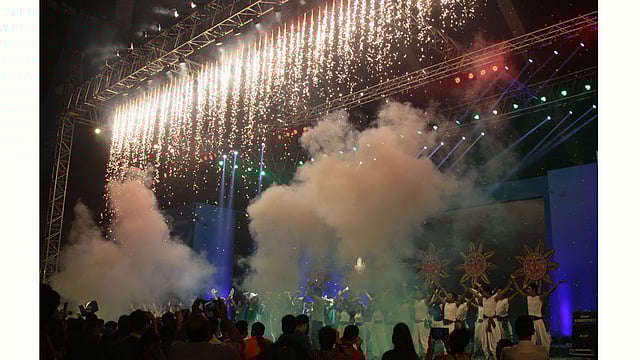 অনুষ্ঠানে শেষ পর্যায়ে মঞ্চ ছিল এমন বর্ণিল আর আলো ঝলমলে।  ছবি: জাহিদুল করিম