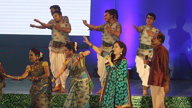 বেলা সাড়ে চারটায় দেশের গান নিয়ে মঞ্চে আসেন সৈয়দ আব্দুল হাদী ও আবিদা সুলতানা।  তাঁদের গানে লাল-সবুজ পতাকা হাতে মঞ্চে নৃত্য পরিবেশিত হয়। ছবি: জাহিদুল করিম