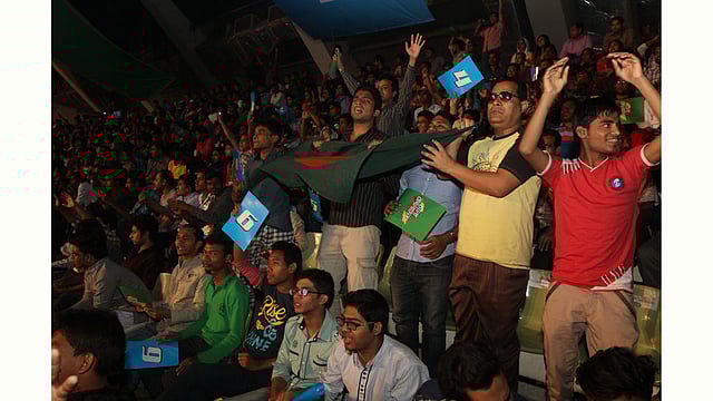 স্টেডিয়ামের গ্যালারিতে বাংলাদেশের পতাকা হাতে আনন্দে মেতেছেন দর্শকেরা। ছবি: জাহিদুল করিম