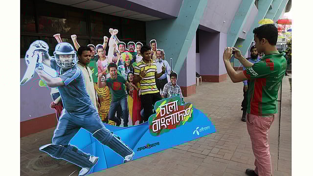 বিশ্বকাপ ক্রিকেটে বাংলাদেশ দলের শুভকামনায় প্রথম আলো-গ্রামীণফোনের আয়োজনে অনুষ্ঠিত হলো বাংলাদেশের সবচেয়ে বড় ফ্যান ইভেন্ট ‘চলো বাংলাদেশ’। মিরপুরের শহীদ সোহরাওয়ার্দী ইনডোর স্টেডিয়ামে ঢুকতেই ক্রিকেট তারকা তামিম ইকবালের ছবি নিয়ে তৈরি বিজ্ঞাপন বোর্ডের সঙ্গে ছবি তোলেন অনেকেই। ছবি: জাহিদুল করিম