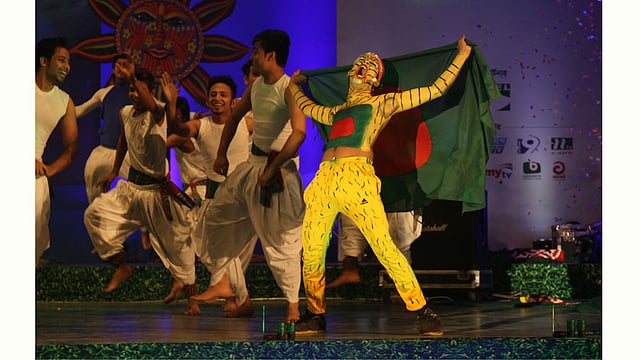 বাংলার বাঘের সাজে জাতীয় পতাকা হাতে টাইগার শোয়েবের হুংকার। ছবি: জাহিদুল করিম