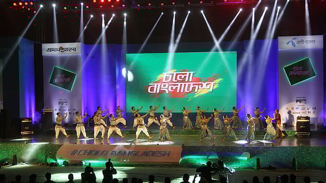 মনোজ্ঞ নৃত্যের মধ্য দিয়ে শুরু হয় মূল আয়োজন। ছবি: জাহিদুল করিম