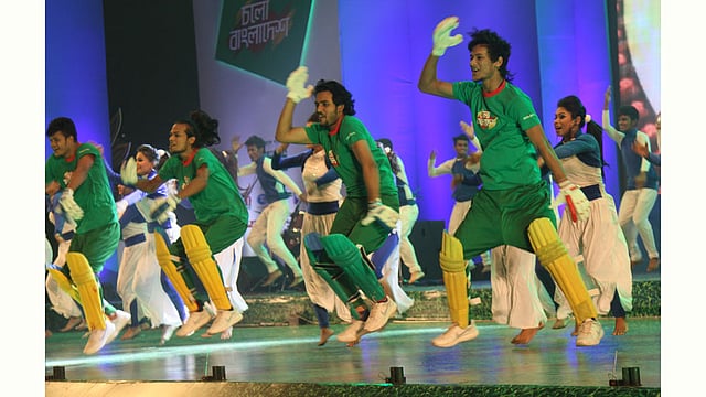 বাংলাদেশের জার্সি গায়ে ক্রিকেট খেলার উপকরণ নিয়ে নেচেছেন শিল্পীরা। ছবি: জাহিদুল করিম