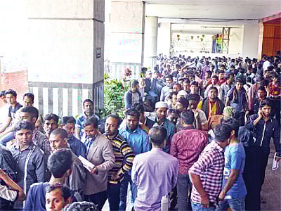 আবারও বাংলাদেশ থেকে কর্মী নেওয়া শুরু করেছে সৌদি আরব। প্রবাসী কল্যাণ ভবনের সামনে নিবন্ধন করছেন আগ্রহী প্রার্থীরা  l ছবি: মনিরুল আলম