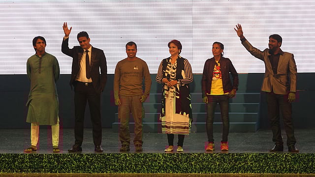 পৃথিবীর বুকে বাংলাদেশের নাম উজ্জ্বল করেছেন এমন তারকারা আসেন মঞ্চে। তাঁদের মধ্যে ছিলেন টেবিল টেনিস খেলোয়াড় জোবেরা রহমান লিনু, এভারেস্টজয়ী এম এ মুহিত, মহিলা ক্রিকেট দলের অধিনায়ক সালমা খাতুন, ফুটবলার বিপ্লব ভট্টাচার্য, শ্যুটার আসিফ হোসেন খান ও জাতীয় ফুটবল দলের অধিনায়ক মামুনুল ইসলাম। ছবি: জাহিদুল করিম