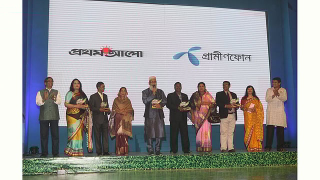বাংলাদেশ জাতীয় ক্রিকেট দলের অভিভাবকদের প্রথম আলো ও গ্রামীণফোনের পক্ষ থেকে সম্মান জানানো হয়। ছবি: জাহিদুল করিম
