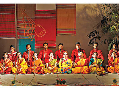 ছায়ানট সংস্কৃতি ভবনে বার্ষিক লোকসংগীতের অনুষ্ঠানে সমবেত সংগীত পরিবেশান ছবি প্রথমআলো