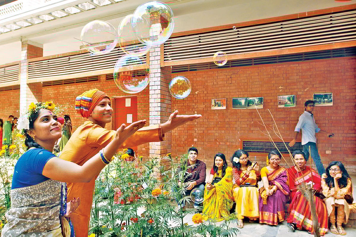 ঢাকা বিশ্ববিদ্যালয়ের চারুকলা অনুষদে বসন্ত উৎসব ছবি: প্রথম আলো