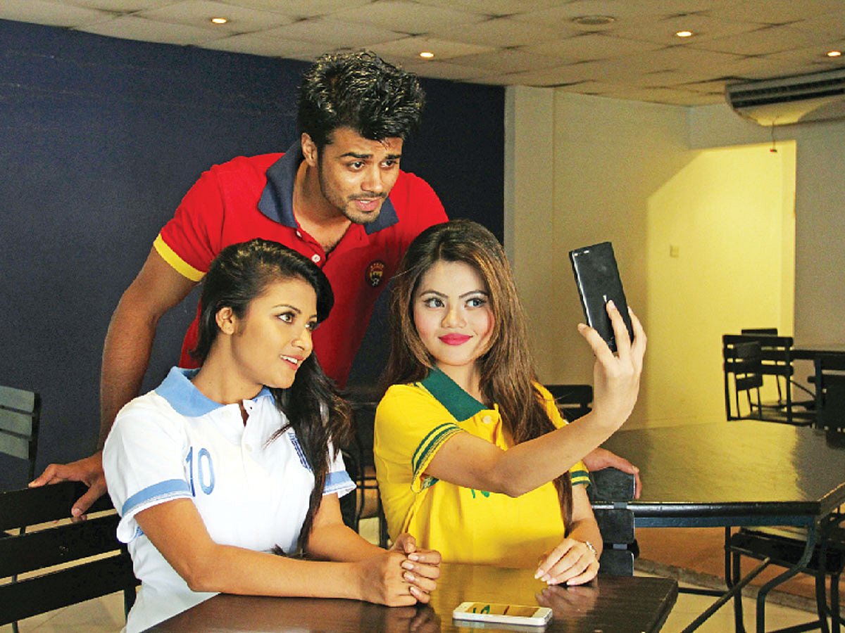 কোন ভঙ্গিমায় নিজেকে ভাল দেখায় তা বুঝে নিন। মডেল: আইরিন, সোহেল ও লিন্ডা