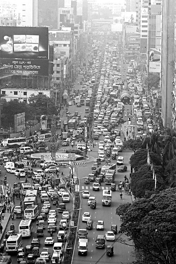 হরতাল–অবরোধে রাস্তায় গাড়ি, অফিস–আদালত সবই চলছে