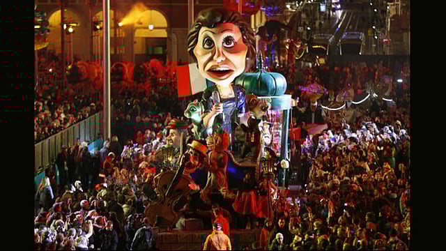 শোভাযাত্রায় ‘লা ভিয়ে এন রোজ’ মঞ্চ ঘিরে হাজারো অংশগ্রহণকারী। ছবি: এএফপি