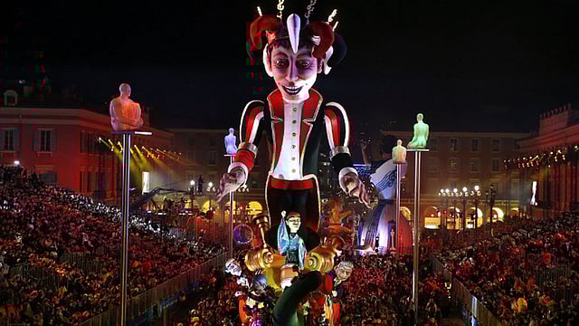 নাইস উৎসবের ‘কিং অব মিউজিক’ শোভাযাত্রায় অংশগ্রহণকারীরা। ছবি: এএফপি