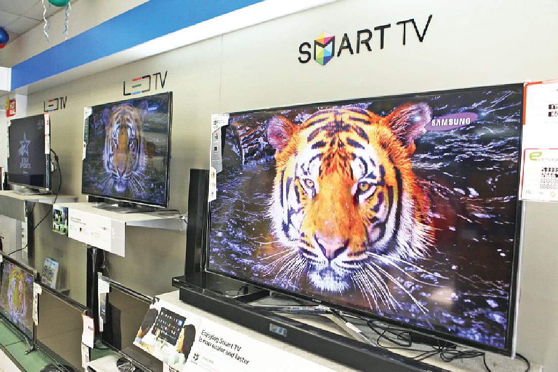 বিশ্বকাপ উপলক্ষে বাজারে পাওয়া যাচ্ছে নানা রকমের টিভি। ছবি: অধুনা