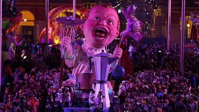 হাজারো অংশগ্রহণকারীর মাঝে চলমান এই মঞ্চটির নাম ‘কার্নাভালন’। ছবি: এএফপি