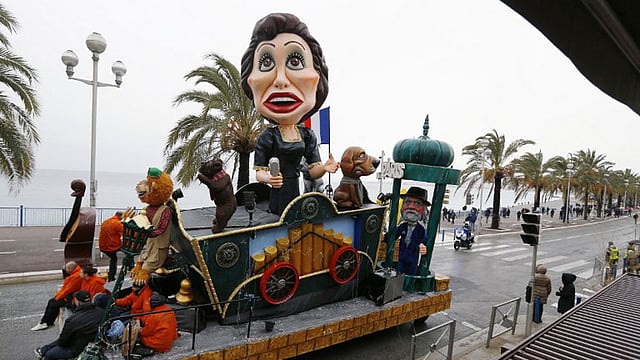 শোভাযাত্রার দিকে টেনে নিয়ে যাওয়া হচ্ছে ‘লা ভিয়ে এন রোজ’ মঞ্চটি। ছবি: এএফপি