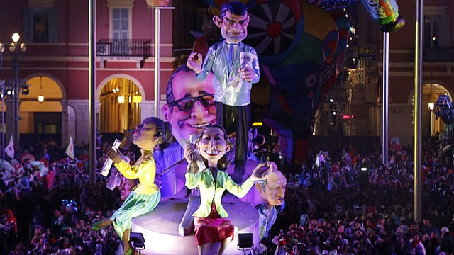 শোভাযাত্রায় ‘সিম্ফোনি ক্যাকোফোনাস’ মঞ্চ। ছবি: এএফপি