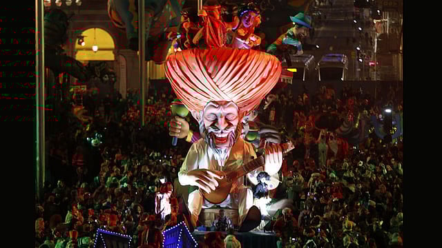 ফ্রান্সে ১৩ ফেব্রুয়ারি ২০১৫ থেকে শুরু হয়েছে নাইস কার্নিভাল। উৎসবের শোভাযাত্রায় অংশ নিয়েছেন হাজারো মানুষ। এই উৎসবটি চলবে মার্চের ১ তারিখ পর্যন্ত। উৎসবে রয়েছে ভিন্ন ভিন্ন নামের বেশ কয়েকটি শোভাযাত্রা ও চলমান মঞ্চ। ছবিটি ফ্রান্সের দক্ষিণ-পূর্বাঞ্চলীয় নাইস এলাকা থেকে তোলা। ছবি: এএফপি