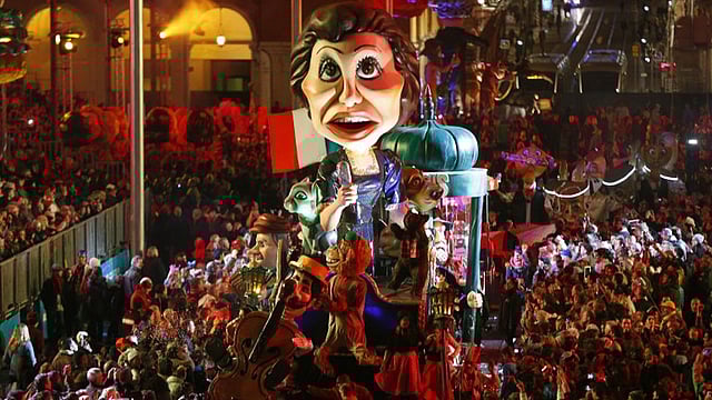 উৎসবে চলমান এই মঞ্চটির নাম দেওয়া হয়েছে ‘লা ভিয়ে এন রোজ’। ছবি: এএফপি