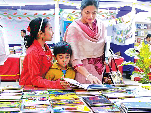 মুসলিম ইনস্টিটিউট প্রাঙ্গণে সিটি করপোরেশন আয়োজিত বইমেলায় বই দেখছেন পাঠকেরা l প্রথম আলো