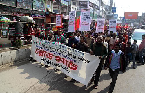 তিস্তাসহ সব অভিন্ন নদীর পানির ন্যায্য হিস্যার দাবিতে আজ রংপুর প্রেসক্লাব থেকে রোড মার্চ শুরু করে বাসদ (মার্ক্সবাদী)। ছবিটি নগরের জাহাজকোম্পানি মোড় থেকে তোলা। ছবি: মঈনুল ইসলাম, রংপুর