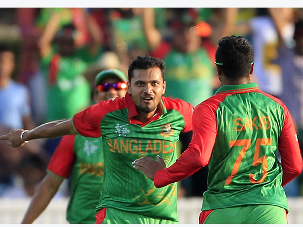 এভাবেই দেশের প্রেরণায় ঝাঁপিয়ে পড়েন মাশরাফি। ছবি: প্রথম আলো