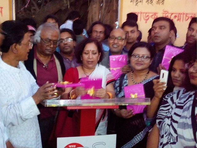 লন্ডনপ্রবাসী কবি লিপি হালদারের কবিতার বই ‘মেঘবালিকার কাব্য’র মোড়ক উন্মোচন অনুষ্ঠানে অতিথিরা