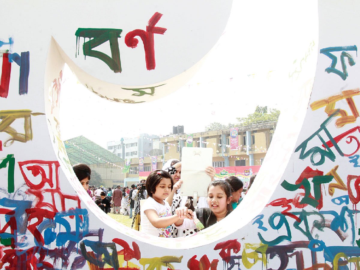 ‘শহীদ মিনার, প্রভাতফেরি, সংশ্লিষ্ট আল্পনা এবং দেয়াললিখনও ফোকলোরের নবনির্মাণেরই অংশ’