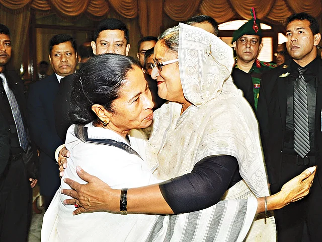 ভারতের পশ্চিমবঙ্গের মুখ্যমন্ত্রী মমতা বন্দ্যোপাধ্যায় গতকাল সৌজন্য সাক্ষাতের জন্য গণভবনে গেলে তাঁকে জড়িয়ে ধরেন প্রধানমন্ত্রী শেখ হাসিনা l ছবি: প্রধানমন্ত্রীর কার্যালয়ের সৌজন্যে