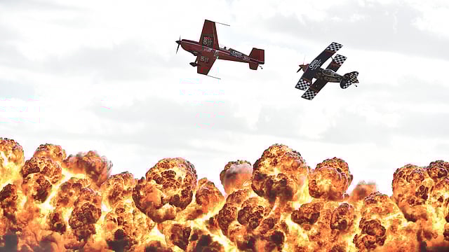 আগুনের স্ফুলিঙ্গ আর কুণ্ডলীর মধ্যে বিমানের প্রদর্শনী। ছবি: এএফপি