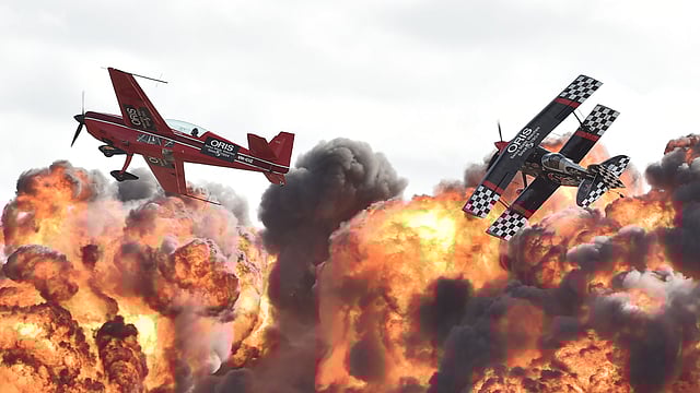 আগুনের কুণ্ডলীর মধ্যে বিমানের প্রদর্শনী ছিল চোখে পড়ার মতো। ছবি: এএফপি