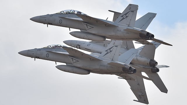 অস্ট্রেলিয়ার রয়্যাল বিমানবাহিনীর এফ-১৮-এর কসরত। ছবি: এএফপি