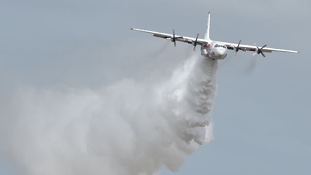 প্রদর্শনীতে আগুন নেভানো বিমানের জলবোমা নিক্ষেপ। ছবি: এএফপি