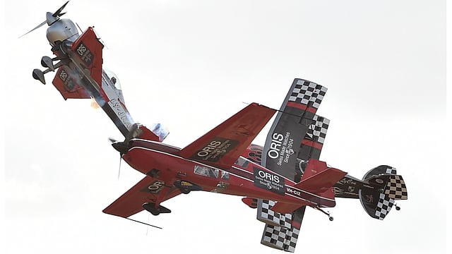 অস্ট্রেলিয়ার মেলবোর্নের দক্ষিণ-পশ্চিমাঞ্চলের লারা শহরে অ্যাভালন এয়ারফিল্ডে আন্তর্জাতিক বিমান প্রদর্শনী চলছে। বিমানের চোখ ধাঁধানো সব প্রদর্শনী চলে সেখানে। ছবি: এএফপি