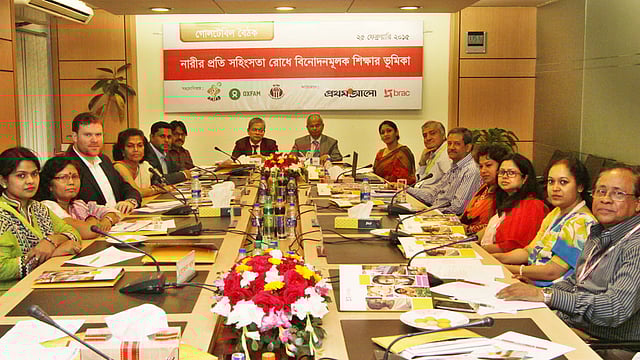 প্রথম আলোর আয়োজনে আজ বুধবার সকালে রাজধানীর কারওয়ান বাজারে প্রথম আলো কার্যালয়ে ‘নারীর প্রতি সহিংসতা রোধে বিনোদনমূলক শিক্ষার ভূমিকা’ শীর্ষক গোলটেবিল বৈঠক হয়। ছবি: জাহিদুল করিম