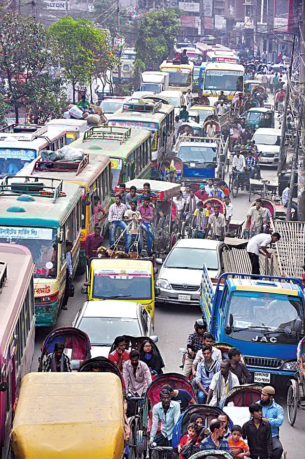 ২০-দলীয় জোটের অবরোধ-হরতাল চলাকালেও গতকাল রাজধানীতে যানজট ছিল। বিকেলে পুরান ঢাকার সুরিটোলা এলাকা থেকে তোলা ছবি l প্রথম আলো