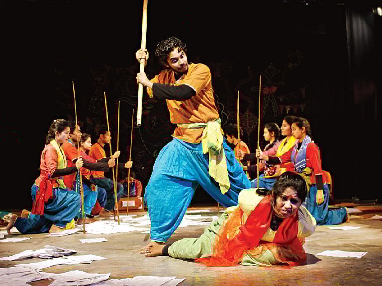 জাহাঙ্গীরনগর বিশ্ববিদ্যালয়ের নাটক ও নাট্যতত্ত্ব বিভাগ প্রযোজিত নাটক তোতা কাহিনীর দৃশ্য