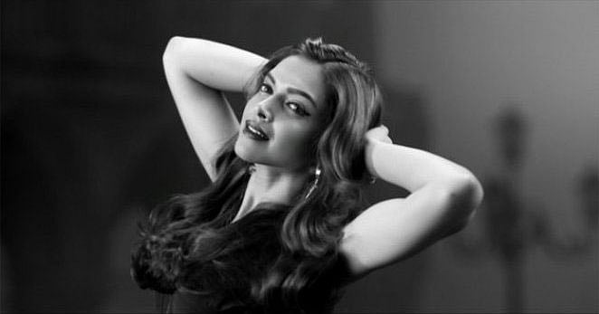 স্বাস্থ্যোজ্জ্বল চুলের জন্য জল-তেলের পরিচর্যা তো চাইই, সঙ্গে চাই প্রয়োজনীয় খাবারদাবার। ছবিটি প্রতীকী।