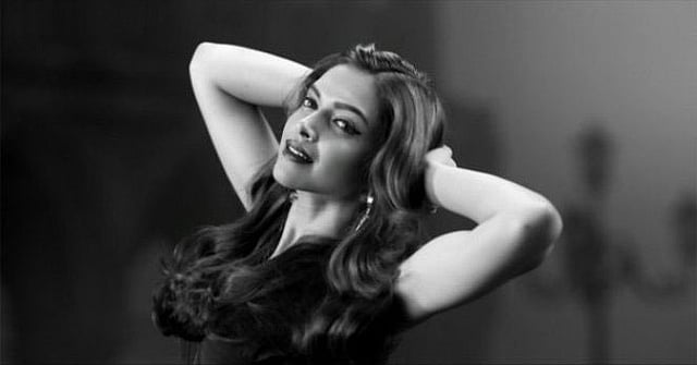স্বাস্থ্যোজ্জ্বল চুলের জন্য জল-তেলের পরিচর্যা তো চাইই, সঙ্গে চাই প্রয়োজনীয় খাবারদাবার। ছবিটি প্রতীকী।