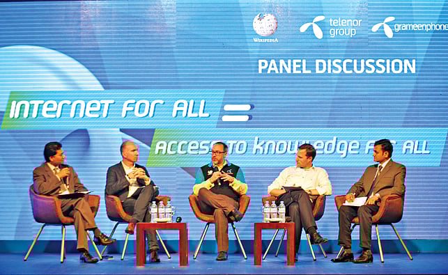 রাজধানীর একটি হোটেলে গতকাল আয়োজিত প্যানেল আলোচনায় (বাঁ থেকে) আনীর চৌধুরী, হাকন ব্রুয়াসেট জল, জিমি ওয়েলস, এরল্যান্ড প্রেস্টগার্ড ও আফজাল হোসেন l প্রথম আলো