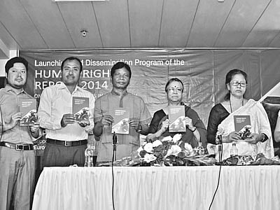 রাজধানীর দ্য ডেইলি স্টার ভবনে গতকাল ২০১৪ সালে বাংলাদেশের আদিবাসীদের মানবাধিকার পরিস্থিতি নিয়ে প্রতিবেদন প্রকাশ অনুষ্ঠানে আইন ও সালিশ কেন্দ্রের নির্বাহী পরিচালক সুলতানা কামালসহ (ডান থেকে দ্বিতীয়) আয়োজক ও অতিথিরা l প্রথম আলো