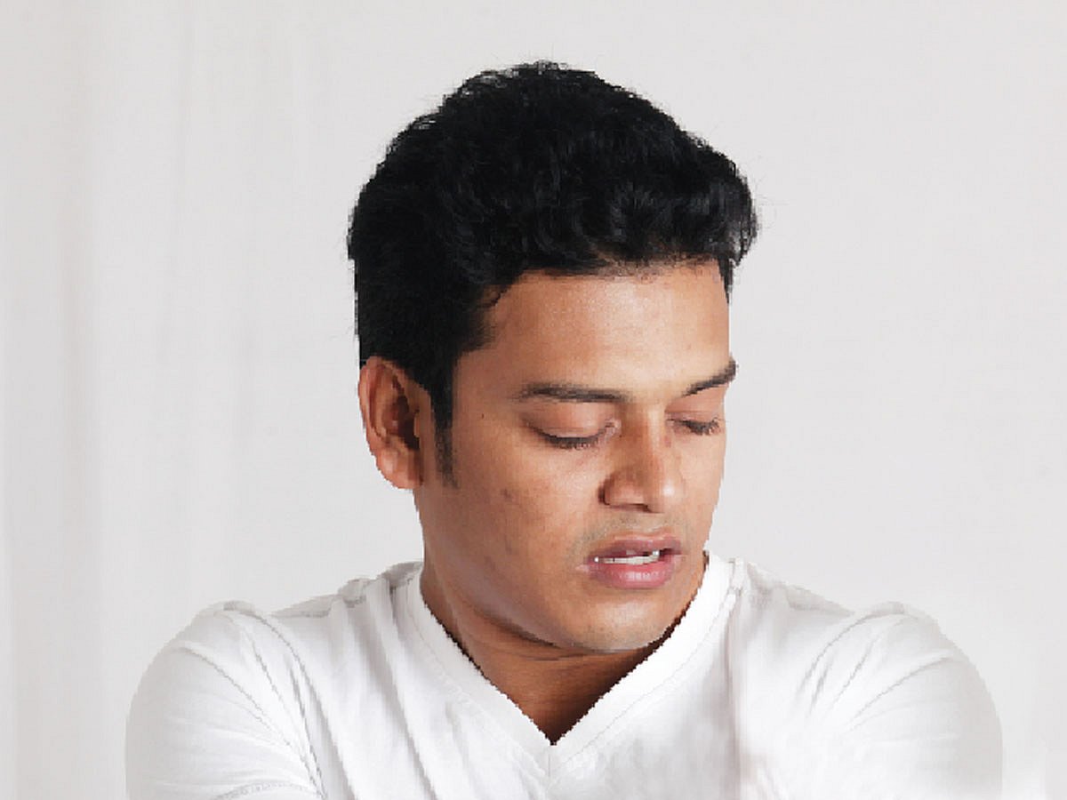 পেছনে তাকাতে হলে ঘাড় ঘুরিয়ে পুরো শরীরকেই ঘোরাতে হবে। মডেল: নিবার্ণ। ছবি: অধুনা