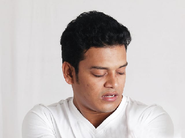 পেছনে তাকাতে হলে ঘাড় ঘুরিয়ে পুরো শরীরকেই ঘোরাতে হবে। মডেল: নিবার্ণ। ছবি: অধুনা