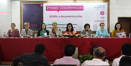 সেভেন নাটকের পরিবেশনা নিয়ে আয়োজিত সংবাদ সম্মেলনে আয়োজকেরা। ছবিটি আজ বুধবার জাতীয় সংসদ ভবনের মিডিয়া সেন্টার থেকে তোলা। ছবি: সংগৃহীত।