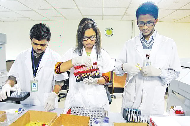 প্রতিনিয়তই বাড়ছে মেডিকেল টেকনোলজিস্টের চাহিদা। আর এই কথা মাথায় রেখে আপনিও এই পেশায় গড়তে পারেন নিজের ক্যারিয়ার। কৃতজ্ঞতা: ল্যাবএইড ডায়াগনস্টিক ছবি: মনিরুল আলম