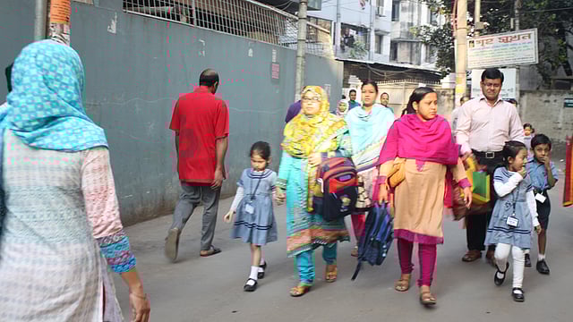 সন্তানকে স্কুলে পৌঁছে দিতে যাচ্ছেন অভিভাবকেরা। ছবি: শুভা জিনিয়া চৌধুরী