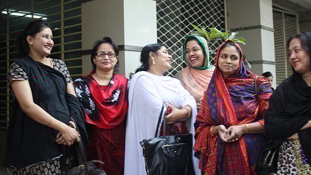 স্কুলের কাছে সন্তানের জন্য অপেক্ষা করতে করতে এভাবেই খোশগল্পে কেটে যায় সময়। ছবি: শুভা জিনিয়া চৌধুরী