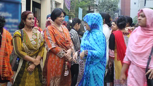 সন্তানকে স্কুলে দিয়ে মায়েদের গল্প। ছবি: শুভা জিনিয়া চৌধুরী