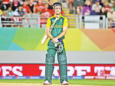 আরও একজন গেলেন। এক প্রান্তে দাঁড়িয়ে সতীর্থদের আসা-যাওয়ার সাক্ষী হলেন দক্ষিণ আফ্রিকা অধিনায়ক এবি ডি ভিলিয়ার্স। কাল ইডেন পার্কে l এএফপি